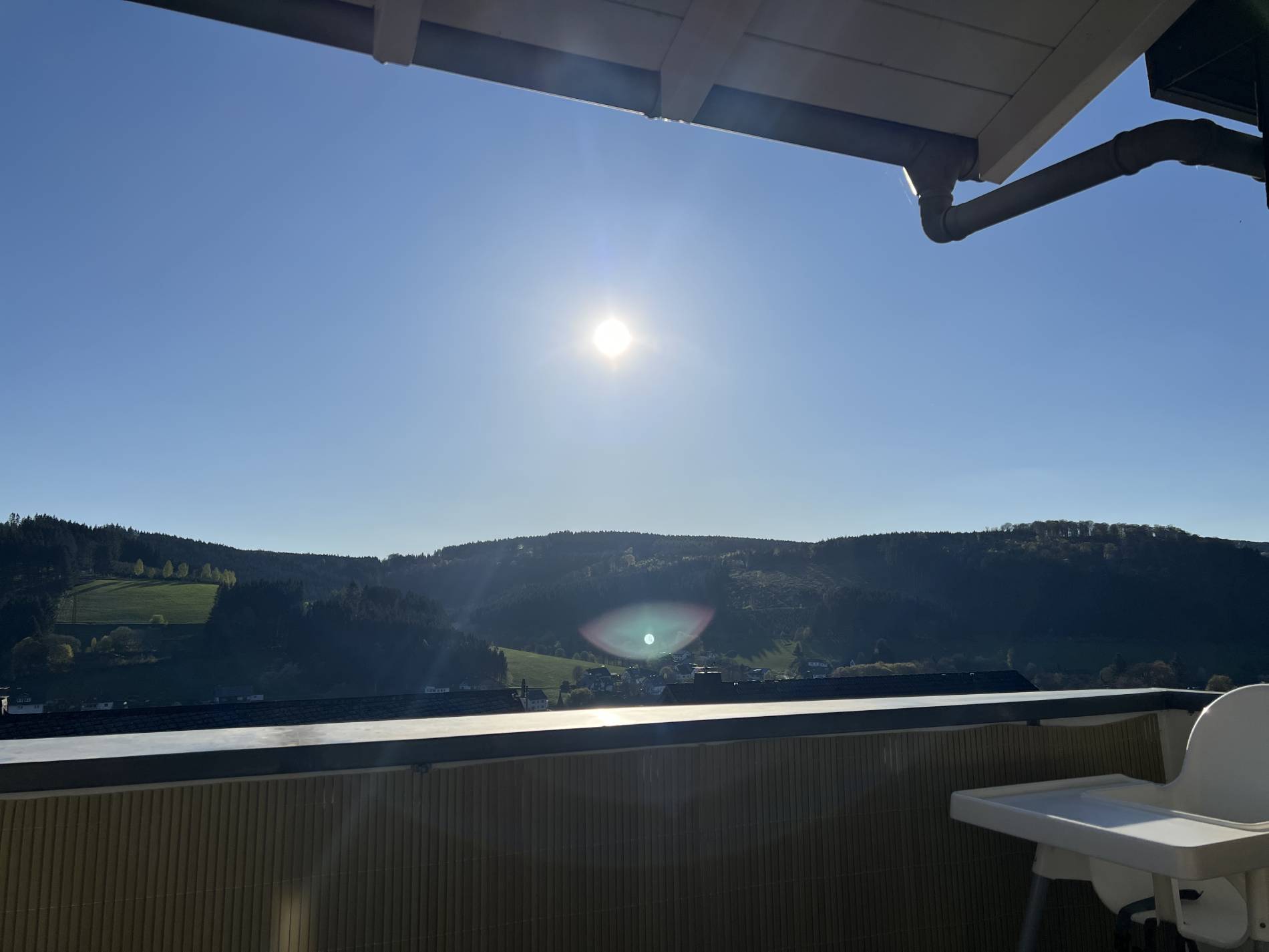 Glühender Sonnenuntergang über den Hügeln von Winterberg