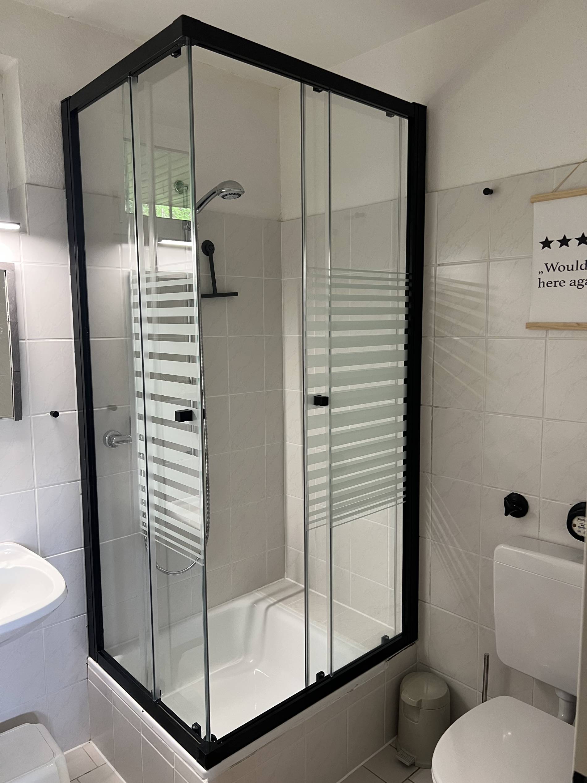 Helles Badezimmer mit großer Dusche und WC