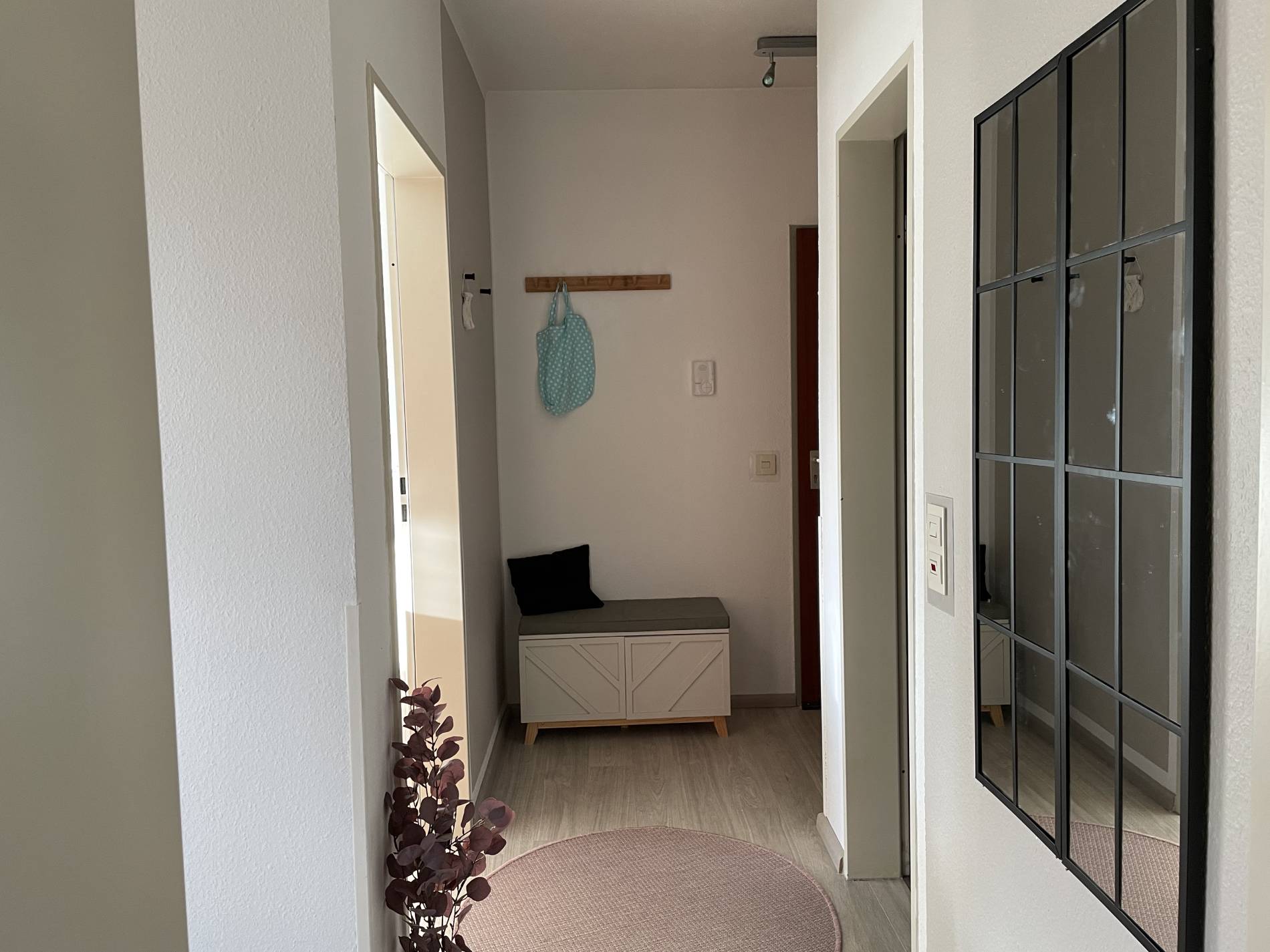 Heller Flur mit Garderobe und Tageslicht